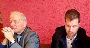 Kamajų plėtros paramos fondo vadovas dr. Kęstutis Zaborskas (kairėje) ir kraštietis UAB „Senamiesčio projektai“ architektas Aurimas Širvys kamajiškiams kalbėjo apie tai, kad būtina keisti bažnyčios stogą ir lietaus nuvedimo sistemą. L. Dūdaitės-Kralikienės nuotr.