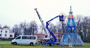 Prie Rokiškio dvaro kylančiai Kalėdų eglei gali prireikti apie pusės tonos virvių. G. Kujelio nuotr.