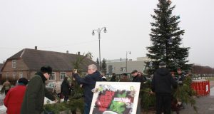 Aikštėje - miškininkų dovanų akcija "Parsinešk Kalėdas į namus". A.Minkevičienės nuotr.