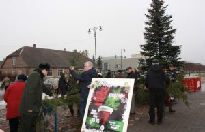 Aikštėje - miškininkų dovanų akcija "Parsinešk Kalėdas į namus". A.Minkevičienės nuotr.