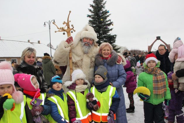 Vyriausiasis Lietuvos senelis Kalėda sakė, jog jam labai patinka vaikai, pasipuošę geltinomis liemenėmis, kurios tamsoje atspindi šviesą, todėl vaikai gali jaustis saugesniais.