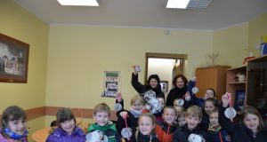 Jūžintų vaikai su mokytojomis Rita Rimiškiene (kairėje) ir Vilmante Mačėžiene. A.Minkevičienės nuotr.