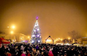 Įžiebta miesto eglė: su ugnies šou, dainomis, lėlių teatru, Kalėdų Senelio dovanomis ir fejerverkais (nuotraukų galerija)