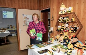 Ragelių bibliotekoje – bičių spiečius