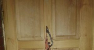 Ryte išėję į koridorių žmonės pamatė ištepliotas duris.