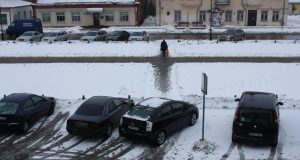 Šis automobilis pėsčiųjų taką okupavo apie 10 val. A.Minkevičienės nuotr.