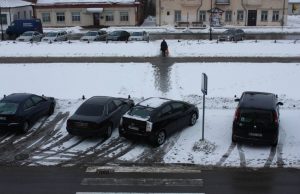 Šis automobilis pėsčiųjų taką okupavo apie 10 val. A.Minkevičienės nuotr.