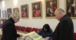 Kraštietis aktorius Ferdinandas Jakšys (kairėje) ir "Pragiedruliai" prezidentas Algis Narutis. A.Minkevičienės nuotr.