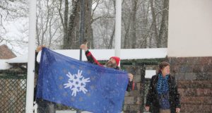 Kalėdų rezidencijos vėliava nuleista. Kalėdai A.Bagdonui ją perduoda muziejaus vadovė N.Šniokienė. A.Minkevičienės nuotr.