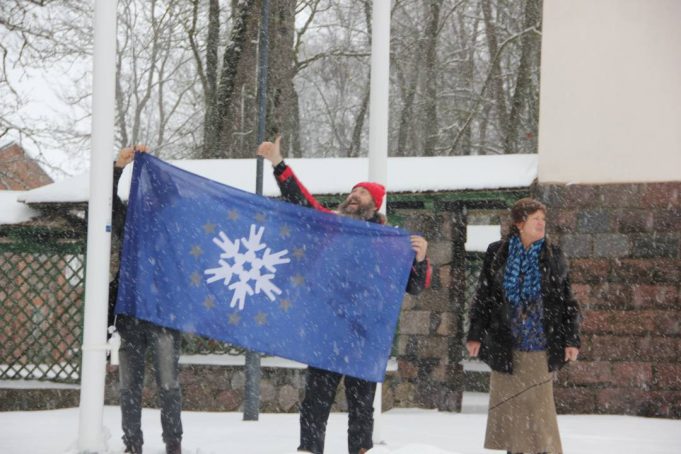 Kalėdų rezidencijos vėliava nuleista. Kalėdai A.Bagdonui ją perduoda muziejaus vadovė N.Šniokienė. A.Minkevičienės nuotr.