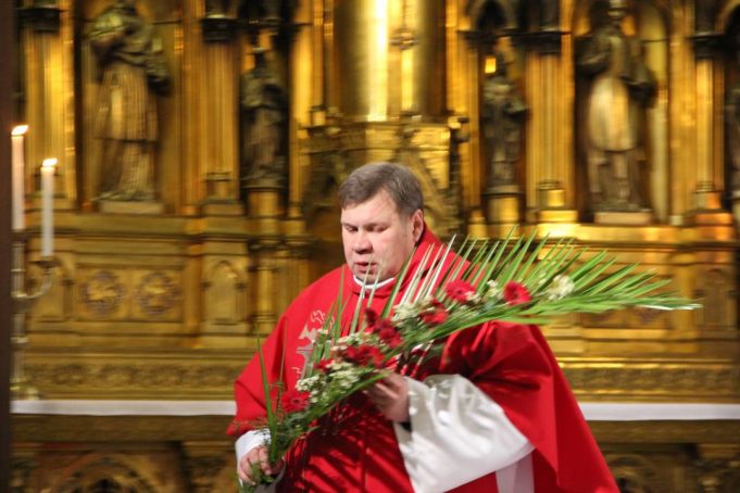 Verbų šventė Rokiškio bažnyčioje. Šv.mišias aukoja dekanas, kun.Eimantas Novikas. A.Minkevičienės nuotr.