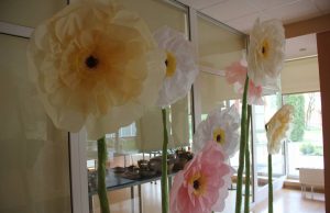 Ligoninės pacientų vyrų gėlės iš šilko popieriaus puošia foje.A.Minkevičienės nuotr.