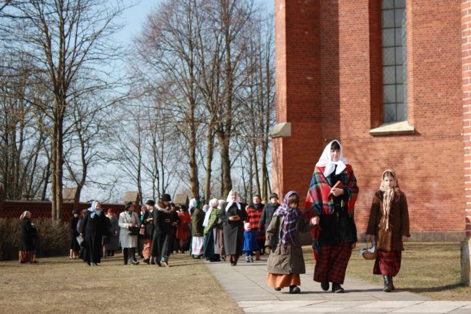 Antroji Šv.Velykų diena pernai - teatralizuota: tikintieji melstis rinkosi apsirėdę kaip senovėje. A.Minkevičienės nuotr. Antroji Šv.Velykų diena pernai - teatralizuota: tikintieji melstis rinkosi apsirėdę kaip senovėje. A.Minkevičienės nuotr.