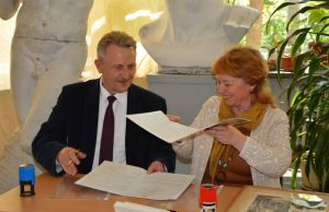 Rokiškio Juozo Tūbelio progimnazijos vadovas Zenonas Pošiūnas (kairėje) ir Juozo Tūbelio vardo siekiančios Kauno dailės gimnazijos direktorė Neringa Šiupinskienė pasirašo bendradarbiavimo sutartį, kuri duos startą didesnei J. Tūbelio vardo bei jo nuopelnų sklaidai šalyje. A. Mackuvienės nuotr.