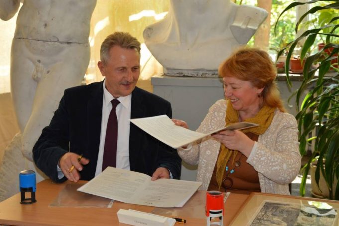 Rokiškio Juozo Tūbelio progimnazijos vadovas Zenonas Pošiūnas (kairėje) ir Juozo Tūbelio vardo siekiančios Kauno dailės gimnazijos direktorė Neringa Šiupinskienė pasirašo bendradarbiavimo sutartį, kuri duos startą didesnei J. Tūbelio vardo bei jo nuopelnų sklaidai šalyje. A. Mackuvienės nuotr.