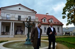 Ilzenbergo dvare – Andriaus Mamontovo koncertas Ilzenbegro dvare koncertą surengs Andrius Mamontovas. Prie pernai atidengto "Angelų medžio" - skulptūros autorius Kęstutis Dovydaitis (kairėje) ir dvaro šeimininkas Vaidas Barakauskas. A.Minkevičienės nuotr.