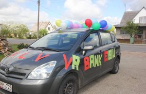 "Paskutinio skambučio" šventei - abiturientų išpuošti automobiliai. A.Minkevičienės nuotr.