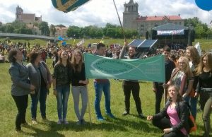 Jaunimo dienos Vilniuje: su malda pasitiko istorinį įvykį Kamajų Šv. Kazimiero parapijos jaunimas Vilniuje. Parapijos archyvo nuotr.