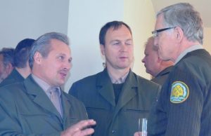 Kęstutis Česnavičius (dešinėje) su Rokiškio kolegomis Konradu Vainiumi ir Sigitu Prieveliu turėjo ką aptarti. A.Minkevičienės nuotr.