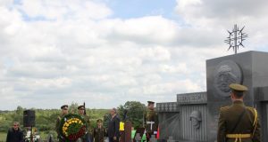 1941 metų Birželio sukilimo 75-mečio minėjimo renginiai Obeliuose, 2016 m. Lietuvos kariuomenės garbės kuopos kariai pagerbia 1941 metų Birželio sukilimo dalyvius. Redakcijos archyvo nuotr.