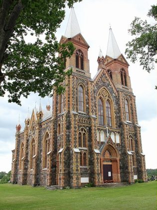 Čedasų bažnyčia – akmenų-plytų mūro pseudogotikinės architektūros kūrinys.