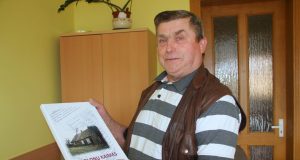 Jonas Smalskys džiaugėsi 120 egz. tiražu išleista knyga „Vaidlonų kaimas“, jos tiražas netrukus bus papildytas. J. Kačerausko nuotr.