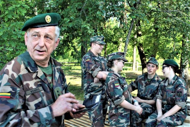 Nenuilstantis Rokiškio jaunųjų šaulių vadas Algis Veikšys su auklėtiniais.