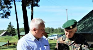 Rokiškio verslo klubo viceprezidentas Irmantas Tarvydis įteikia klubo paramą Rokiškio jaunųjų šaulių vadovui Algiui Veikšiui. R. Keliuotytės nuotr.