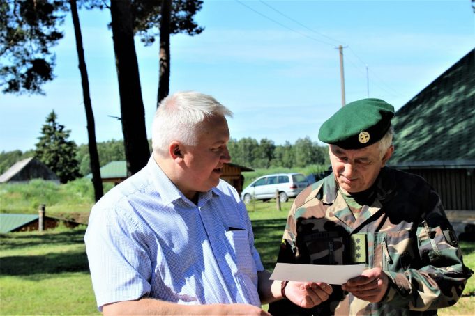 Rokiškio verslo klubo viceprezidentas Irmantas Tarvydis įteikia klubo paramą Rokiškio jaunųjų šaulių vadovui Algiui Veikšiui. R. Keliuotytės nuotr.