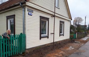 Naujas šaligatvis po langais neramina gyventoją