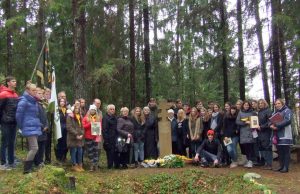 Žūties vieta nušvito žvakutėmis