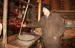 Istorija susirgusių Tunaičių sodyboje – senojo kaimo turtų karalystė: nuo akmeninio kirvuko iki stebėtinų konstruktorių išradimų