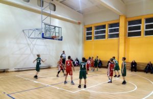 Jaunieji krepšininkai šventė pergalę, vyresni – pralaimėjo