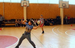 Kvadrato aikštelėje dominavo Senamiesčio progimnazijos moksleiviai