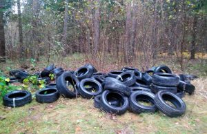 Už ne vietoje išmestą padangą – šimto eurų bauda