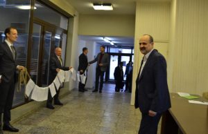 Valdžios „kortų namelis“ subyrėjo: po pranašiškos „Senelės pasakos“ pakvipo tiesioginiu valdymu Opozicijos vykdyta gyventojų apklausa dėl vicemero Egidijaus Vilimo (dešinėje) „sukabinta“ ant virvės tapo tarybos posėdžio dalyvių „bromu“. A.Minkevičienės nuotr..