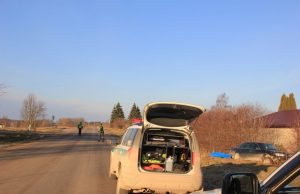 Manoma, kad „Audi“ į pakelę nuvažiavo dėl vairuotoją ištikusio ūmaus sveikatos sutriko, lėmusio jo mirtį. A.Minkevičienės nuotr..