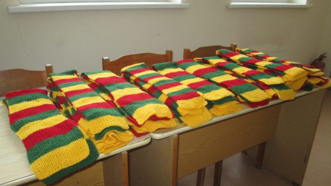 šimtas trispalvių šalikų