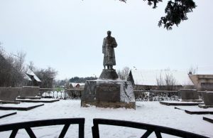 Išpuolis kapinėse: apipurkštos paminklinės lentos, karį teko nurengti ir nuplauti