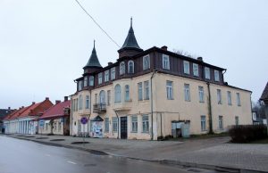 Savivaldybė išparduoda turtą, ant aukciono svarstyklių – ir aikštės architektūrinis perlas