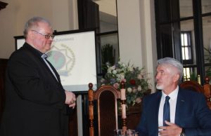 Rokiškio dvare – tarptautinės policijos asociacijos suvažiavimas (nuotraukų galerija) TPA prezidentas Vytautas Pliuskus (sėdi) ir Rpkiškio skyriaus vadovas Ričardas Stanys. A.Minkevičienės nuotr.