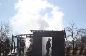 Gaisras sodo ūkiniame pastate – nuo stiklo šukės? Supleškėjo sodo ūkinis pastatas. A.Minkevičienės nuotr.