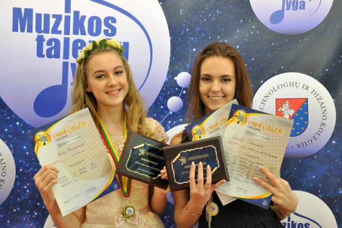 iš kairės Gabija Dovydėnaitė ir Gabrielė Tokarevaitė Foto Vlado Tokarevo