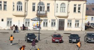 Aikštės šlavėjos. A.Minkevičienės nuotr.