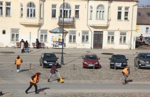 Aikštės šlavėjos. A.Minkevičienės nuotr.