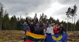 Devinti metai pavasarį miškią sodinantys "tvarkiečiai" baigia įvykdyti planą - pasodinti 50 tūkst. medelių. TT Rokiškio skyriaus nuotr.