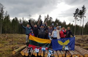 Devinti metai pavasarį miškią sodinantys "tvarkiečiai" baigia įvykdyti planą - pasodinti 50 tūkst. medelių. TT Rokiškio skyriaus nuotr.