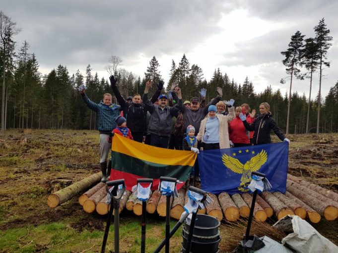 Devinti metai pavasarį miškią sodinantys 