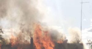 Pražūtingas gaisras juodupiečių šeimą paliko be pastogės ir užgyvento turto.