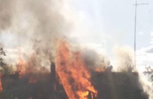 Pražūtingas gaisras juodupiečių šeimą paliko be pastogės ir užgyvento turto.